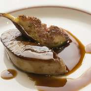 独特の風味と薫りが食欲をそそる、『フォアグラ』。季節に合わせた、付け合わせ、ソースをご用意しています。四季の違った味わいをお楽しみください。