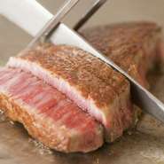 黒毛和牛の品質にこだわり抜き、厳選したお肉だけを提供しています。噛みしめるほどに味わえる肉本来の旨みと、ジューシーさを堪能できる逸品です。