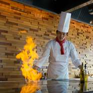 満足度の高い時間をお客さまに過ごしていただけるよう、料理の魅せ方にもこだわりを。楽しいひとときを過ごせるための工夫、接客に常に気を配っています。