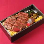 ステーキは九州産の高級黒毛和牛を贅沢に150g使っております。グリルすることにより余分な脂を落とし、香ばしさをプラス。時間をおいても美味しく頂けます。一味違った和牛の旨味をお楽しみください。