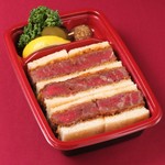 厳選された国産牛のヒレを贅沢に使った、ボリュームたっぷりの特製ヒレカツサンドです。
トーストされたパンとミディアムレアに仕上げたヒレカツは、冷めても柔らかくおいしくいただけます。
お土産に最適です。