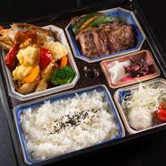 九州産黒毛和牛と伊勢海老が味わえる贅沢なお弁当です。
