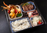 九州産黒毛和牛と伊勢海老が味わえる贅沢なお弁当です。
