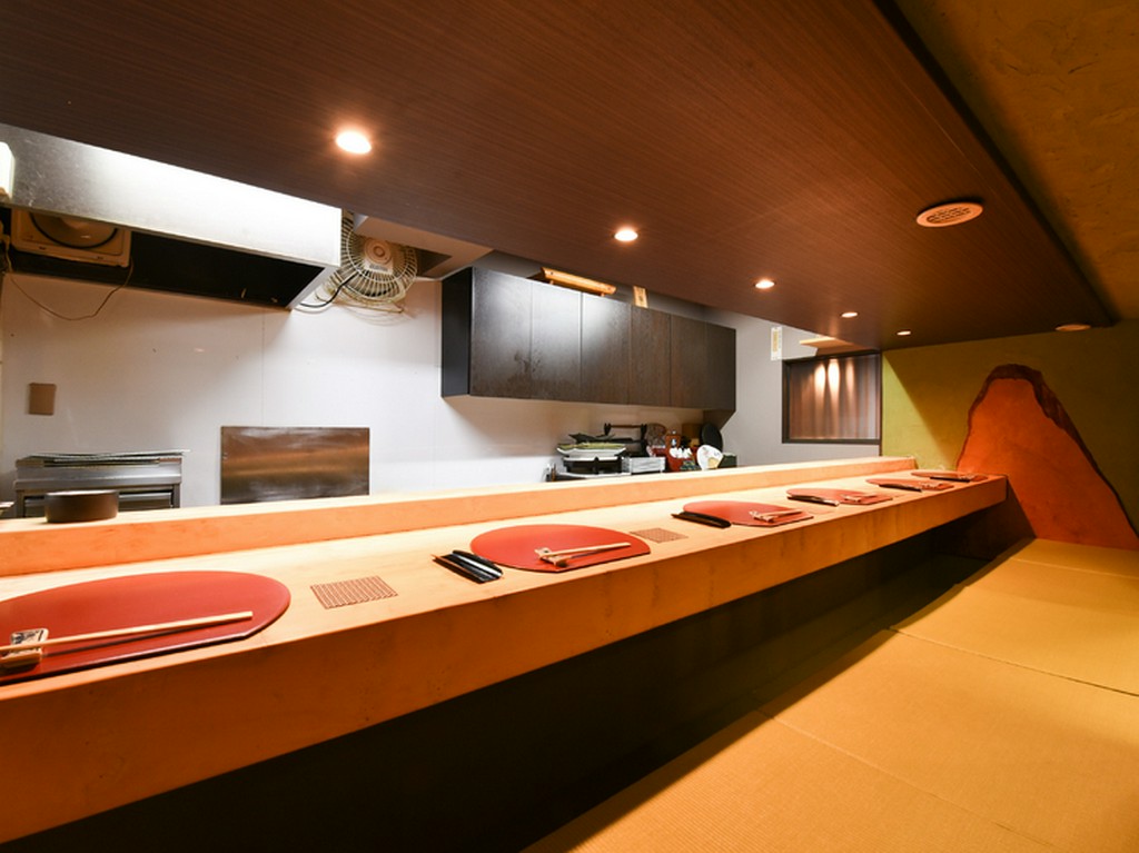 個室としても利用可能な、寛げるカウンター席