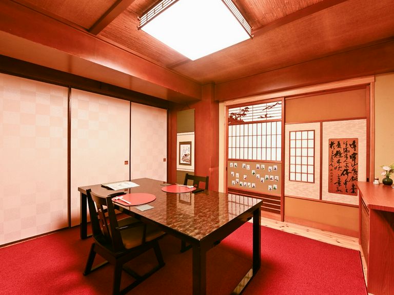 障子に飾られた絵や、置物など、一部屋ごとに趣のある空間