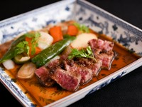 肉の甘み、旨みを存分に味わえる佐賀牛を、ジャポネソースのステ ーキで。新鮮な野菜もたっぷりとどうぞ。