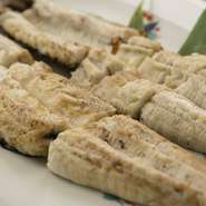 200g～300gの物が一般的な鰻ですが、熊本産の大鰻は600g～800gもあり、肉厚で、その美味しさは格別です。通常はタレで焼き上げますが、お好みで白焼きもご用意いたします。