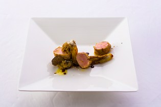 『三元豚ヒレ肉のアロースト　ナスのピュレとトリュフ』								