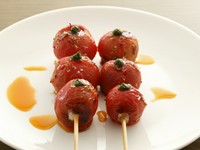湯むきしたトマトに豚の背脂を挟んで焼いた「焼きトマト」は一番人気。中まで熱々の絶妙な焼き加減です。