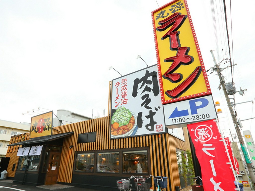 駐車場完備の“総合ラーメン店”。「肉そば」の大看板が目印