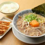庶民のお昼のプチ・フルコースともいえる魅惑のセットメニュー。餃子を唐揚げに変更したり、ラーメンの種類も変えることができます。セットでこの値段なら、デザートなどの追加も考えちゃいますよ！