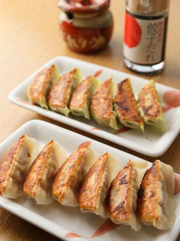 「どろだれラー油」をたっぷりつけて食べる『丸源餃子』（6個）