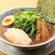 豊富なバリエーションを誇る「熟成醤油」のラーメンはもちろん、「濃厚味噌」「旨塩仕立」もぜひお試しを！