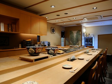 ブラウン系の温かみある内装で、ひとごこち