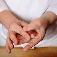 一見、強面に見えますが実は心優しい人情家。訪れた人たちとの会話も楽しみにしています。休むことなく動くその指先から生まれる寿司は、江戸前。柔らかな酸味の酢飯と鮮魚が、口の中でほろほろ崩れていきます。