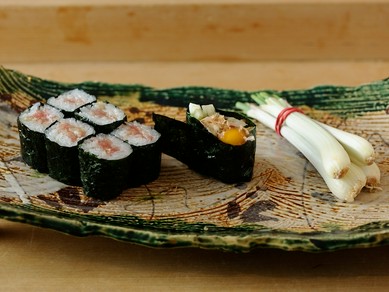 創意工夫が垣間見える、エシャロットの握り色々