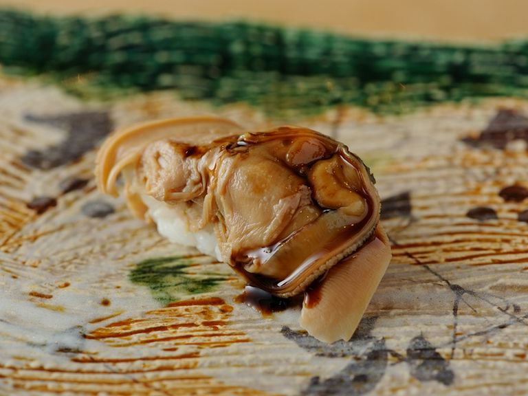 甘辛い醤油が染み込んだ「煮はまぐり」のお寿司。絶品です