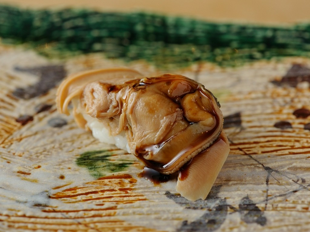 甘辛い醤油が染み込んだ「煮はまぐり」のお寿司。絶品です