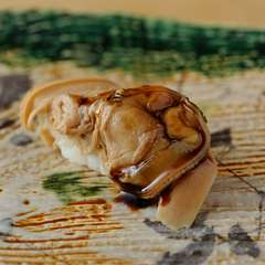 甘辛い醤油が染み込んだ「煮はまぐり」のお寿司。絶品です