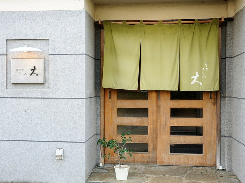 暖簾が表に下げられたら、営業開始の合図です