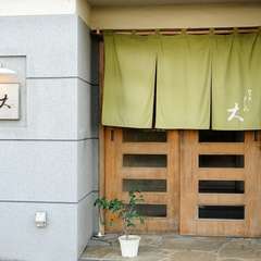 暖簾が表に下げられたら、営業開始の合図です