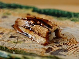 江戸前の技法を守り続ける『穴子の握り』