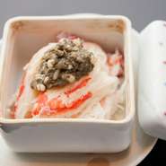 寿司屋ですが、おまかせで出される10種ほどの小鉢も絶妙の味。季節ごとの海の幸を堪能させてもらえます。ズワイガニは人気の一品。シーズンは日本海産を、オフは北海道から活きガニを仕入れています。

