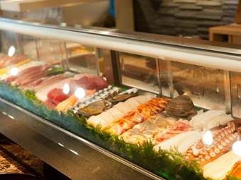 豊富なネタをそろえたショーケースに注目