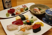 会社帰りの食事と晩酌にぴったり。お造り・寿司・酢ノ物・茶碗蒸しに更にビール1本が付いてきます。