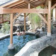 立ち見の湯、寝ころびの湯など、幾種類もの温泉を楽しめる施設