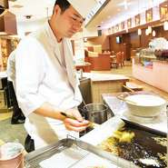 料理人が目の前で揚げてくれる天ぷらです。季節の野菜を使っており、サクッとした食感が特徴です。