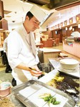料理人が目の前で揚げてくれる天ぷらです。季節の野菜を使っており、サクッとした食感が特徴です。