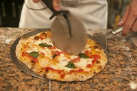 季節ごとに変わるトッピング。焼きたてであつあつ、薄目のパリパリタイプの生地も楽しめます。※時期によってピザのご提供がない場合もあります。
