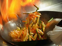 こちらも作りたて。大きな炎で一気に調理する中華料理の数々。バイキングの常識を超える本格中華。
