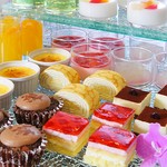 季節によってデザートも変化。
サラダのドレッシングも複数ご用意。