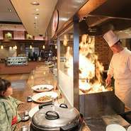 キッチンは360度のオープンキッチンになっており、焼き立てのピザや揚げたての天ぷら、煽りたての中華などの、出来立てほやほやのお料理を、料理人から直接受け取ることができます。
