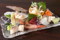 その日の仕入れした鮮魚にて、常時８種類以上ご用意しております。
ふぐ刺しをご注文の際は、５日前までお問い合わせください。