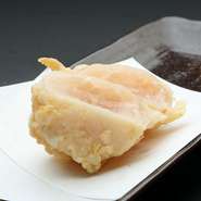 大きいホタテ丸１つ揚げ。
レアに仕上げます