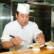 調理長は36年のキャリアをもつ大江信行氏。自ら足を運んで選んだ食材と、ベテランの技が見事にコラボ！