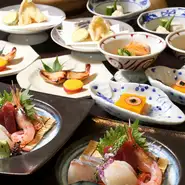 ひとつひとつ、お店で調理した魚介を炭火でじっくりと焼き上げています。仲間内でおいしい料理を食べたい時や、ゆったりと飲みたい時に、ぜひ当店をご利用していただければと思います。