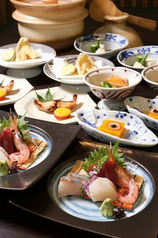 お店で丁寧に調理した魚介を、くつろぎ空間で味わえます