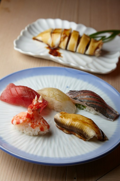 料理が映えるシンプルで趣深い食器