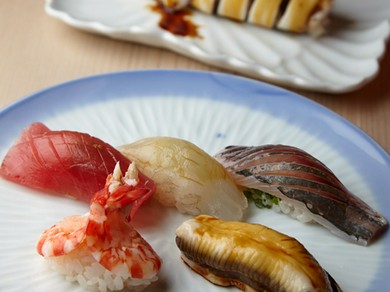 料理が映えるシンプルで趣深い食器