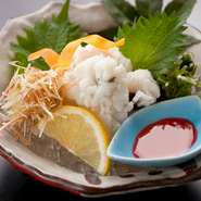 広島中央市場から直接送られる魚介類は、その新鮮さが大きな魅力。豊島など瀬戸内の海で捕れた地元の魚を刺身や握りでいただけば、ついつい頬が緩む美味しさです。