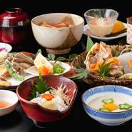 会席コースは2ヶ月に1度メニューを刷新。夏にはウナギや穴子などの旬の味をフルコースで味わうことができます。3500円以上のコースを事前に予約すれば5名ごとに『旬魚塩釜焼』がついてくるのも嬉しいところ。