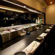 5席用意されたカウンターからは活気にあふれる料理人の姿がのぞけます。料理人の鮮やかな手つきを見ながらのんびりとカウンターで食べる料理もおつなもの。