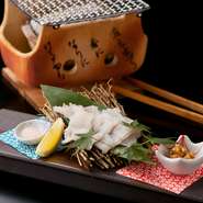 穴子を網に置きさっと炙れば、香ばしい香りと共に身から脂がじゅわり。岩塩と一緒にどうぞ。