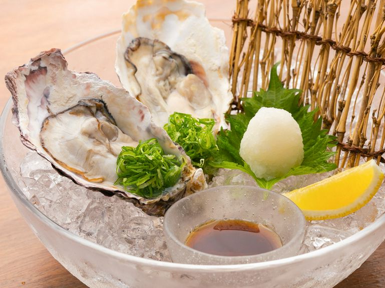 広島名物の牡蠣をはじめ広島赤鶏、瀬戸内穴子など郷土の味を満喫