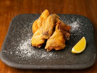 ムネ、モモ、手羽先など、若鶏のさまざまな部位を味わえる『若鶏のまるごと唐揚げ』