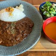 博多駅で行列を作った話題のカレー登場！
味噌汁・ミニサラダ・お漬物